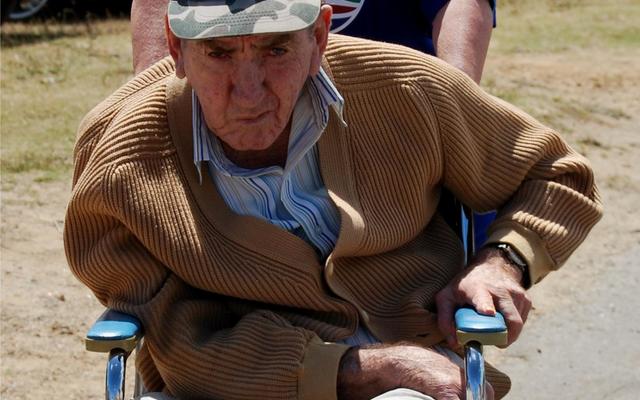 Stefanus AW Johnston op die rolstoel wat die DA by Herberg-aan-See gekry het, met Marie Reid “aan die stuur”